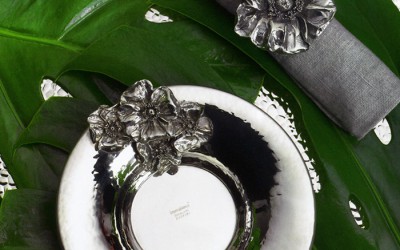 Piatto, posate e ferma-tovagliolo Giovanni Raspini - collezione "Rose Inglesi" - In argento 925/°°°