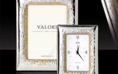 Cornice e orologio Valori Group argenteria - Collezione "Nancy Oro" - In argento 925/°°° e lamina d'oro. Retro in legno.