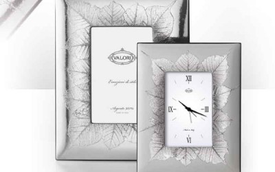 Cornice e orologio Valori Group argenteria - Collezione "Armoise" - In argento 925/°°° lucido o satinato. Retro in legno.