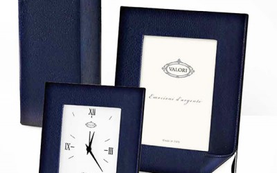 Cornice, orologio e vaso Valori Group argenteria collezione "Blu Leather" - In pelle, con decorazione in argento 925/°°° e retro legno wengé.